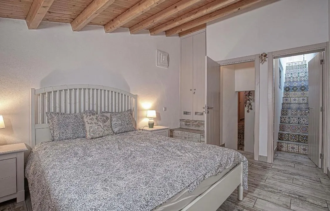 Casinha Das Escadinhas Ferragudo  Holiday home